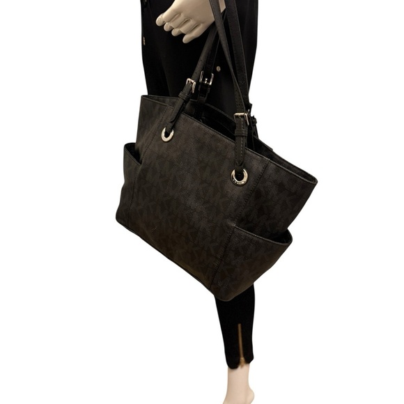 Michael Kors Elegant Black Handbag. Sides packets with a log in the front - Picture 3 of 14